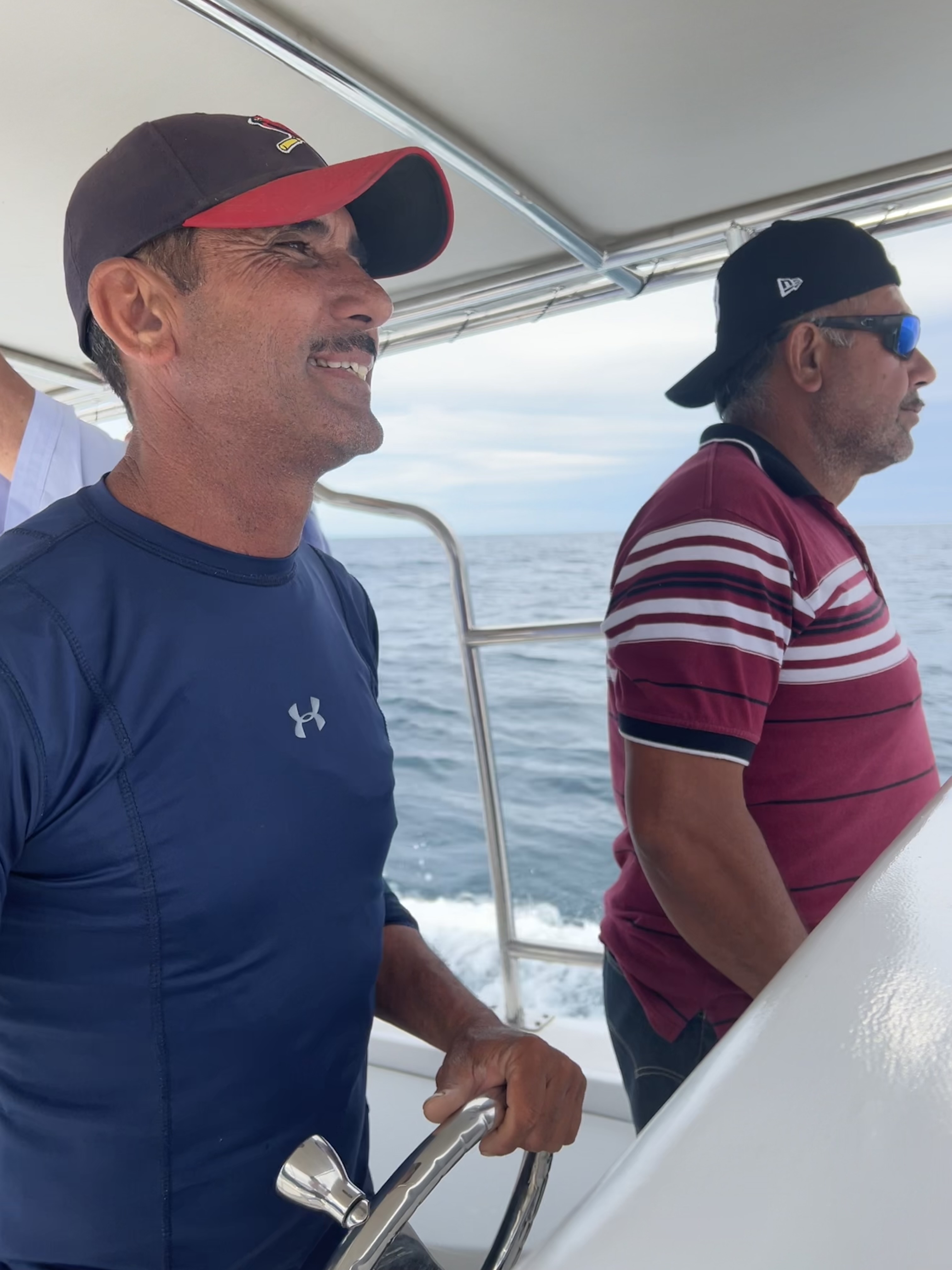 Capitanes nativos guiando una expedición en el mar